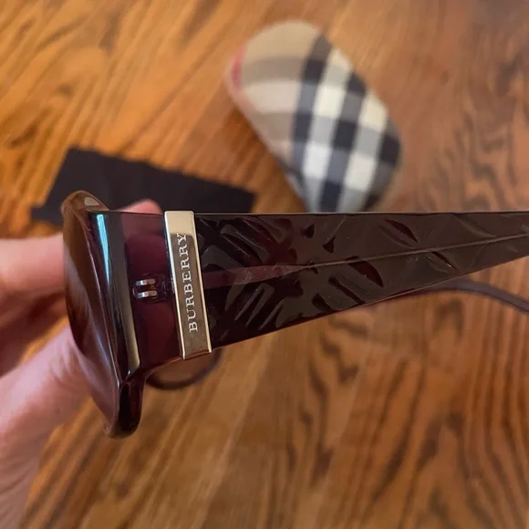 🕶️Authentic Burberry Purple Sunglasses Comes with case and cleaning cloth. 🕶️ - Picture 6 of 11
